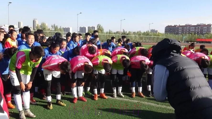 管道桥下的青少年足球俱乐部 迎来了中国足球名宿辅导团